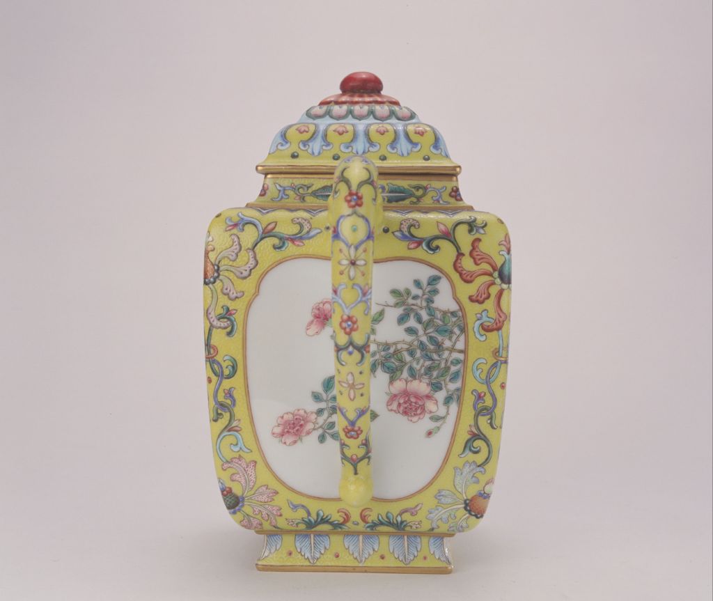 图片[3]-Qianlong style yellow ground light pink landscape figure painting of a square teapot-China Archive